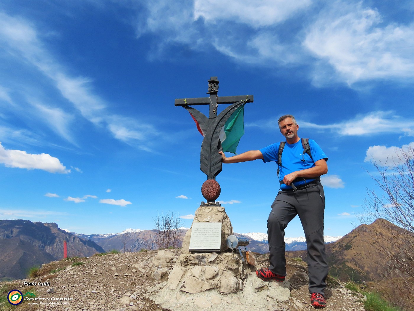 56 Alla croce di vetta del Pizzo Rabbioso (1132 m) Claudio la prima volta.JPG